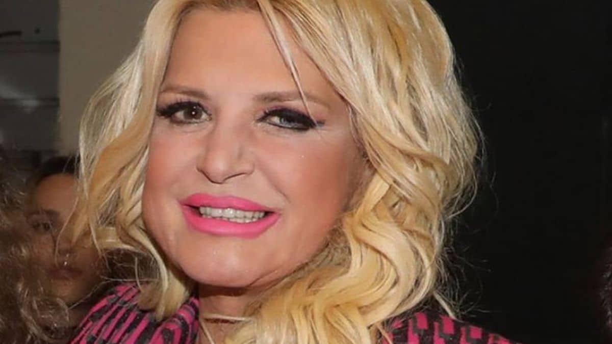 Ουρές για να θαυμάσουν την Μαρίνα Πατούλη: Με μίνι φόρεμα γεμάτο πούπουλα και ροζ μπότες