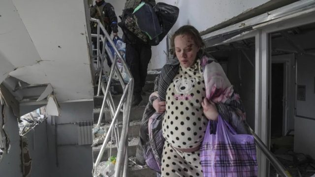 Πόλεμος στην Ουκρανία – Παγκόσμια συγκίνηση: Οι Ρώσοι την κατηγόρησαν ως… ηθοποιό – Εκείνη γέννησε στη βομβαρδισμένη Μαριούπολη (photos)