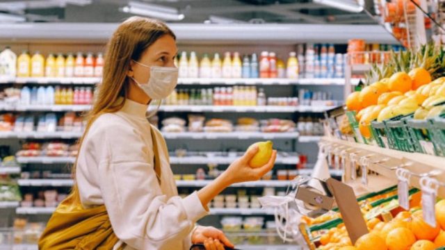 Τέλος η μάσκα σε σούπερ μάρκετ και κομμωτήρια μετά το Πάσχα – Το σχέδιο μέχρι την πλήρη άρση των μέτρων