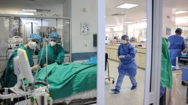 Κορωνοϊός: 26.785 νέα κρούσματα και 34 θάνατοι – Στους 342 οι διασωληνωμένοι