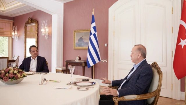Ολοκληρώθηκε η συνάντηση Μητσοτάκη με Ερντογάν – Οι διάλογοι των δύο ηγετών (video)