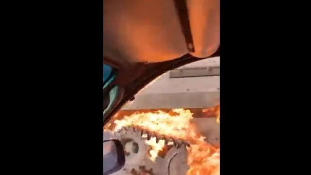 Ουκρανοί ρίχνουν βόμβες μολότοφ σε ρωσικά τεθωρακισμένα!