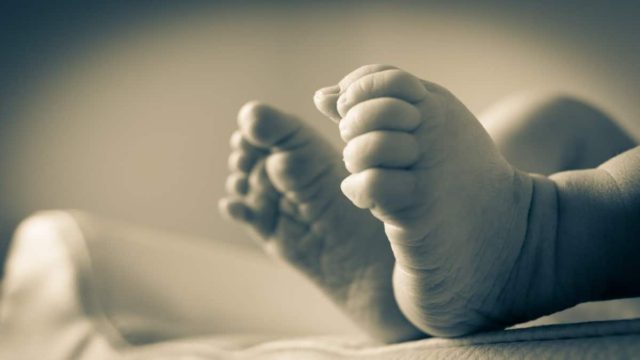 Αδιανόητο: Μωρό γεννήθηκε “έγκυος” σε δίδυμα