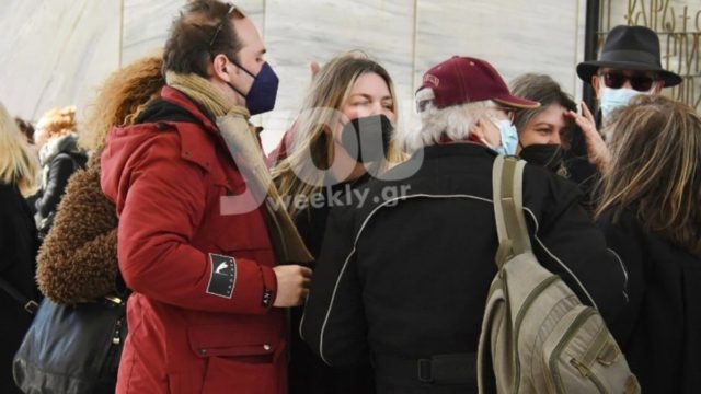 Σπαρακτικές στιγμές για την Ελισάβετ Μουτάφη στην κηδεία του πατέρα της – Με πρησμένα μάτια στο πλάι του συζύγου της