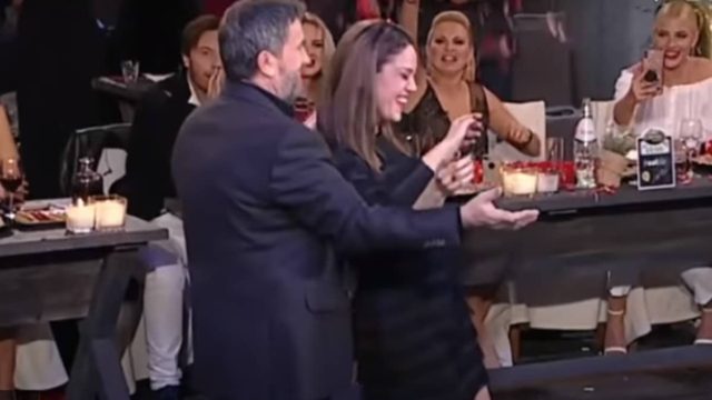Από τα πρωινά πλατό στα… κολασμένα τσιφτετέλια: Όταν η Μπάγια Αντωνοπούλου «πλημμύριζε» την πίστα με γαρύφαλλα