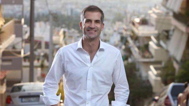 Ίδια με τον Κώστα Μπακογιάννη: Αυτά είναι τα τρία παιδιά του πριν από το γάμο με τη Σία Κοσιώνη