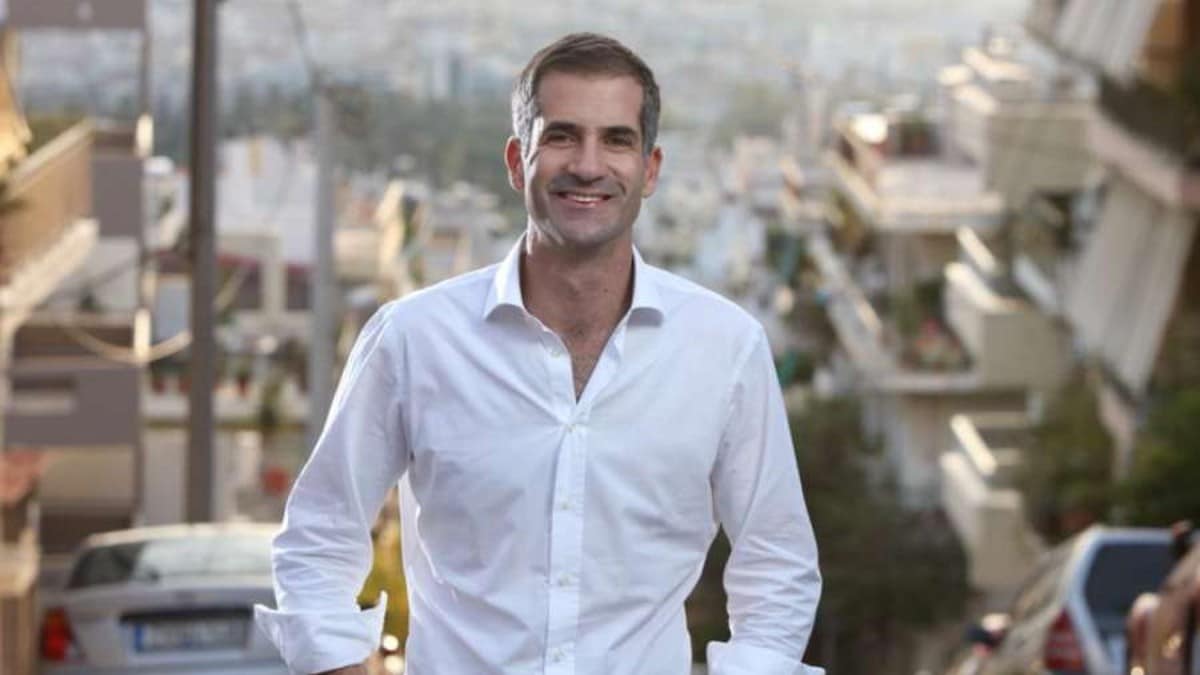 Ίδια με τον Κώστα Μπακογιάννη: Αυτά είναι τα τρία παιδιά του πριν από το γάμο με τη Σία Κοσιώνη
