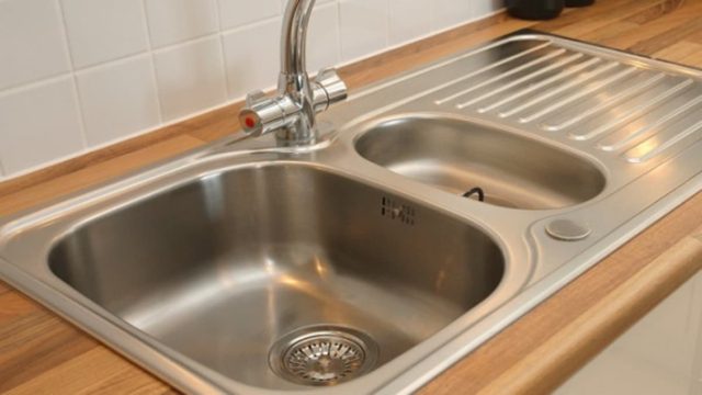 Η καλύτερη λύση: Έριξε ξύδι με σόδα στον νεροχύτη – Δείτε γιατί