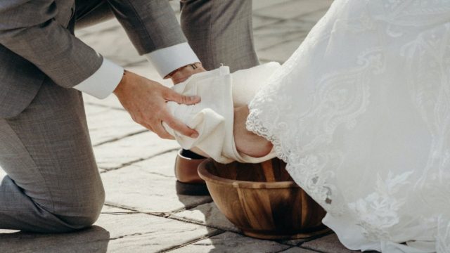Αυτή είναι η γυναίκα που φόρεσε το ομορφότερο νυφικό της ιστορίας – Φτιάχτηκε από 400 μέτρα υφάσματος