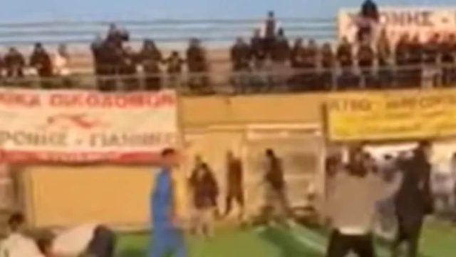 Σοκαριστικό βίντεο: Εισβολή χούλιγκαν και ξυλοδαρμός ποδοσφαιριστών σε αγώνα τοπικού στη Θεσσαλονίκη