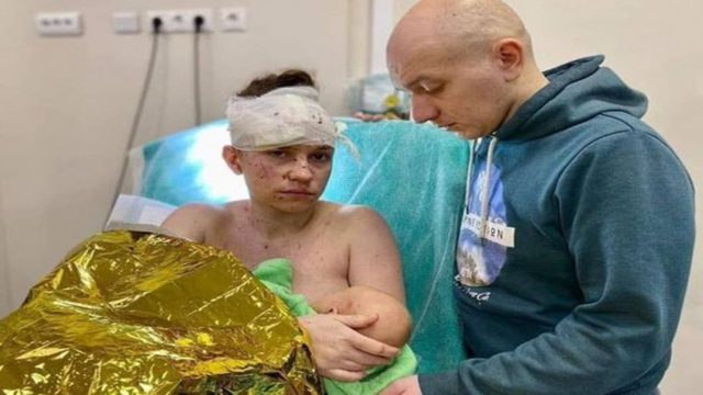 Πόλεμος στην Ουκρανία: Ηρωίδα μάνα κάλυψε στην αγκαλιά της το μωρό της και το έσωσε από τους βομβαρδισμούς