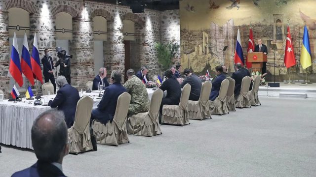 Πόλεμος στην Ουκρανία: Ολοκληρώθηκε η πρώτη ημέρα των συνομιλιών Μόσχας και Κιέβου στην Κωνσταντινούπολη – «Δε θα μπούμε στο ΝΑΤΟ» (video)