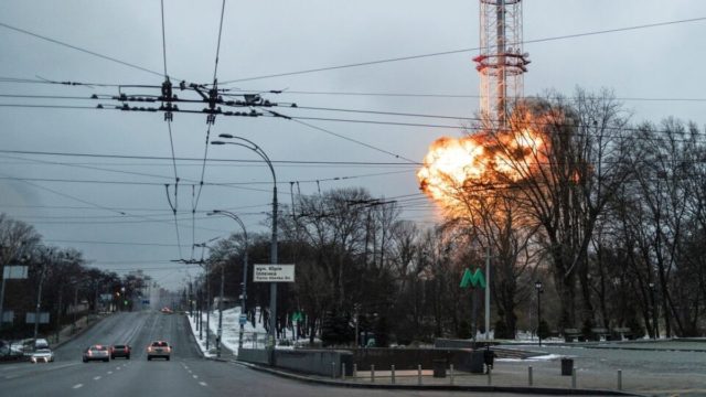 Πόλεμος στην Ουκρανία: Εφιάλτης από την επίθεση των Ρώσων στον πύργο τηλεπικοινωνιών – Τουλάχιστον πέντε νεκροί