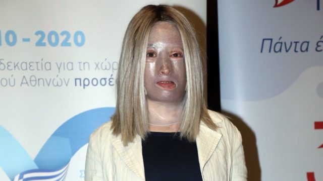 Ευχάριστα για την Ιωάννα Παλιοσπύρου: Πετάει τη μάσκα και «είναι όμορφη»