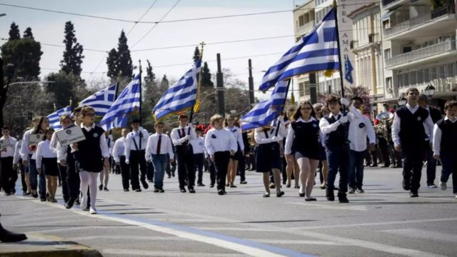 Ντροπή: Αριστούχος πρόσφυγας σε σχολείο του Αγίου Δημητρίου θα απελαθεί μετά την παρέλαση της 25ης Μαρτίου
