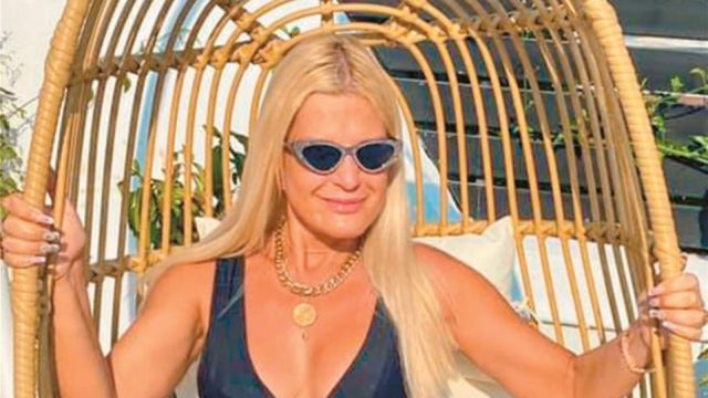 «Φωτιά» με το μίνι μαύρο φόρεμά της η Μαρίνα Πατούλη – Η φωτογραφία που μοίρασε «εγκεφαλικά»