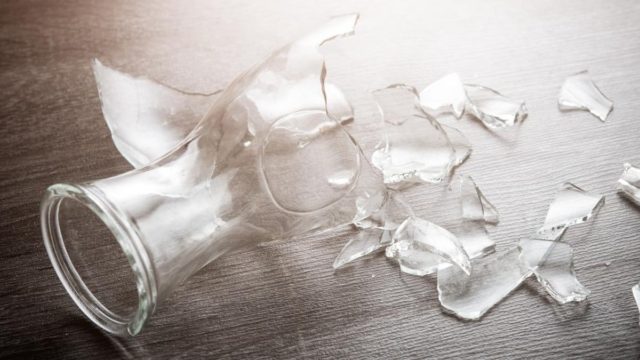 Με αυτόν τον τρόπο θα μαζέψετε τα σπασμένα γυαλιά από το πάτωμα στο πι και φι!