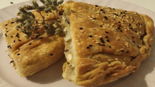 Τυρόπιτα νηστίσιμη με χειροποίητο φύλλο, έτσι όπως την έφτιαχναν οι γιαγιάδες