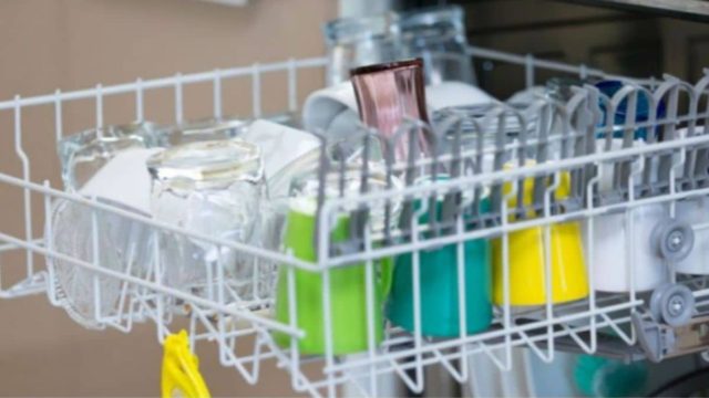 Το ήξερες; Έτσι θα εξαφανίσεις όλα τα μικρόβια από το πλυντήριο των πιάτων