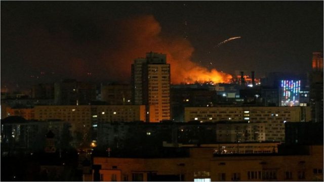 Πόλεμος στην Ουκρανία: Νέα πυραυλική επίθεση τρία χιλιόμετρα από το κέντρο του Κιέβου – Ο ουρανός βάφτηκε κόκκινος (Video)