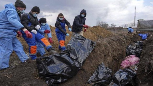 Σοκαριστικές εικόνες στη Μαριούπολη: Πτώματα τοποθετούνται σε σακούλες και πετιούνται σε ομαδικούς τάφους!