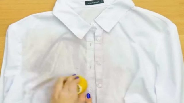 Τρίβει το λεκιασμένο της πουκάμισο με ένα λεμόνι – Το αποτέλεσμα είναι εκπληκτικό!