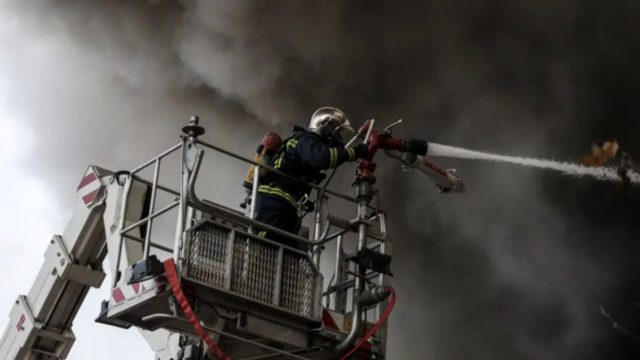 Σοκαριστικό βίντεο από την μεγάλη πυρκαγιά σε παλιά μάντρα αυτοκινήτων στα Άνω Λιόσια