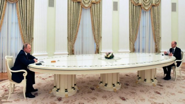 Πόλεμος στην Ουκρανία: «Σταματήστε τώρα την εισβολή» – Η απάντηση του Πούτιν στην έκκληση Σολτς