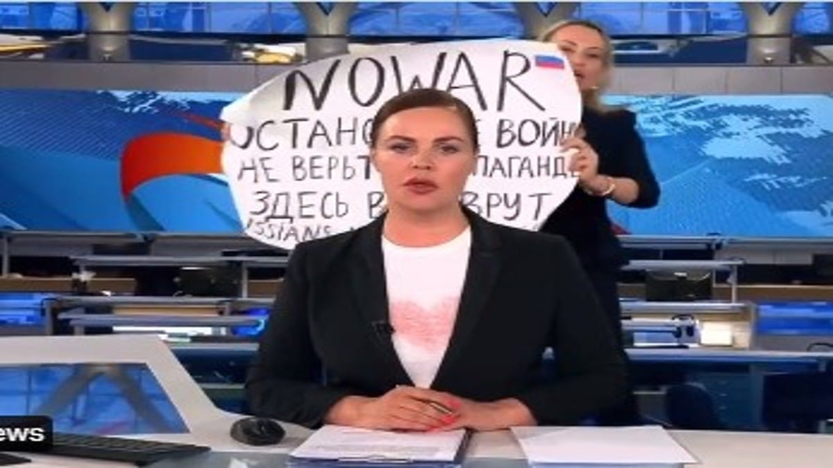 Ρωσία: Αντιπολεμικό μήνυμα στον αέρα της δημόσιας τηλεόρασης