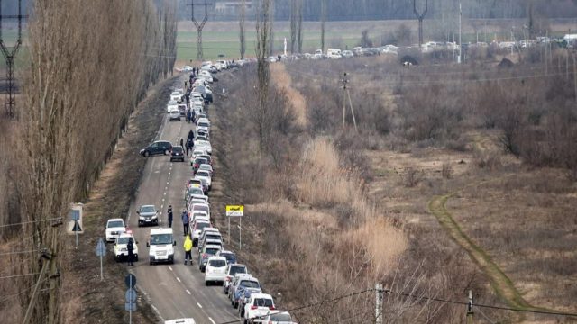 Ρωσική εισβολή στην Ουκρανία: Θρίλερ με την επιχείρηση εκκένωσης Ελλήνων πολιτών από τη Μαριούπολη – «Οι Ρώσοι θα χτυπήσουν το ελληνικό κομβόι!»