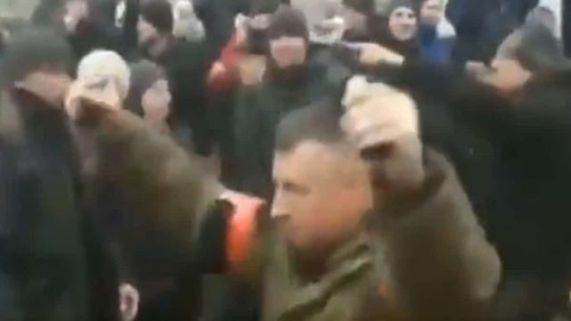 Πόλεμος στην Ουκρανία: Ρώσοι στρατιώτες κρατούν στα χέρια χειροβομβίδες και απειλούν πολίτες (Video)