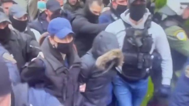 «Φόνισσα τι έκανες στα παιδιά σου; Το ήξερε ο άντρας σου;» – Οργή στα δικαστήρια για τη Ρούλα Πισπιρίγκου (Video)