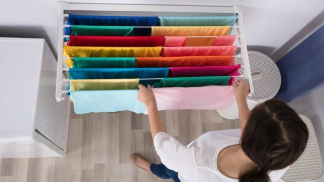 Χωρίς μαλακτικό ρούχων: Το έξυπνο κόλπο για να κάνετε τα ρούχα σας να μυρίζουν πάντα τέλεια