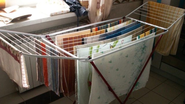Αυτά είναι τα 3 έξυπνα κόλπα για να στεγνώνουν πιο γρήγορα τα ρούχα όταν βρέχει