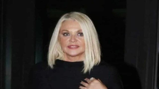 Αποκλείεται: Αυτή είναι η δίδυμη αδερφή της Ρούλας Κορομηλά που κανείς δεν ήξερε!