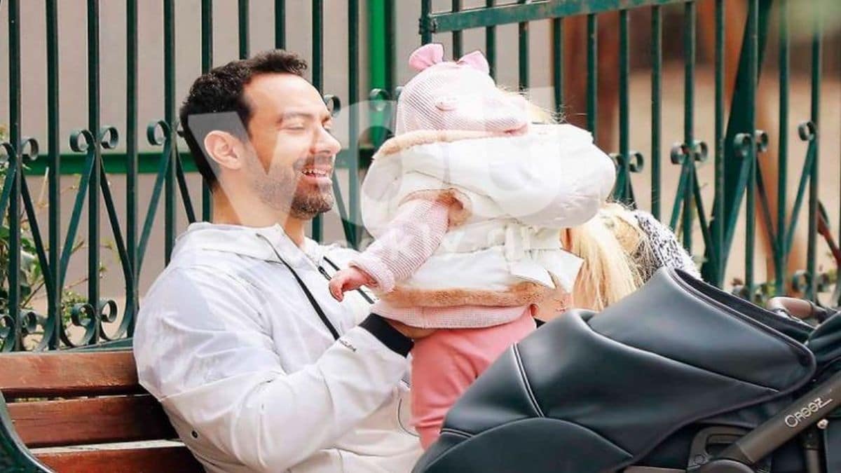 Ντυμένη στα ροζ κάνει νάζια στον μπαμπά Σάκη – Στη Φιλοθέη με μητέρα και κόρη ο Τανιμανίδης
