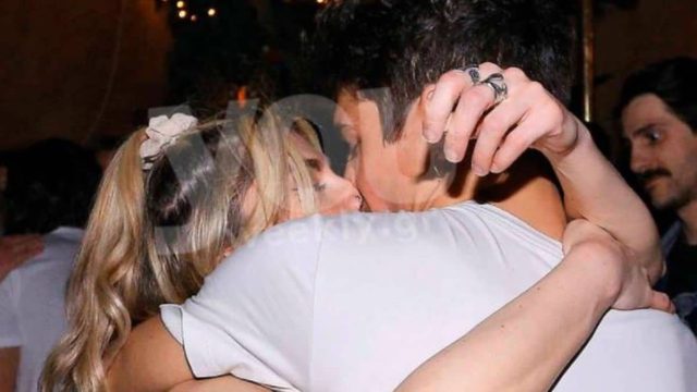 Πέθανε στον Σασμό και εθεάθη να ανταλλάζει καυτά φιλιά! Αποκλειστικές φωτογραφίες