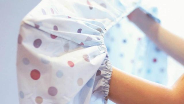 Εδώ σε έχουμε: Ο εύκολος τρόπος να διπλώνεις τα σεντόνια με λάστιχο (Video)