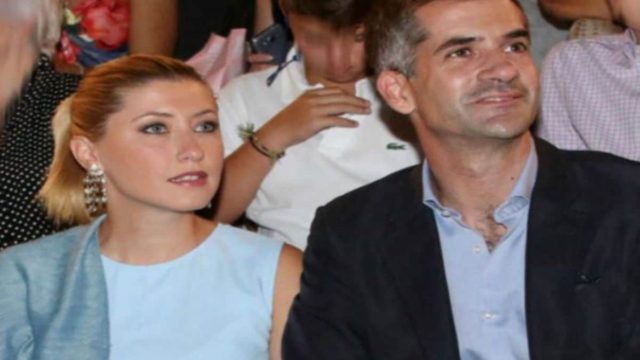 Για πρώτη φορά: Φωτογραφία ντοκουμέντο! Η Σία Κοσιώνη με το νυφικό στον γάμο της με τον Κώστα Μπακογιάννη