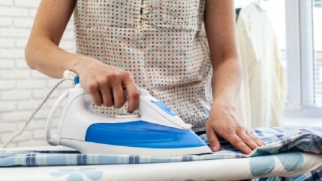 Θέλετε να γλιτώσετε το σιδέρωμα; – Ένα εύκολο κόλπο που θα σας λύσει τα χέρια! (Video)