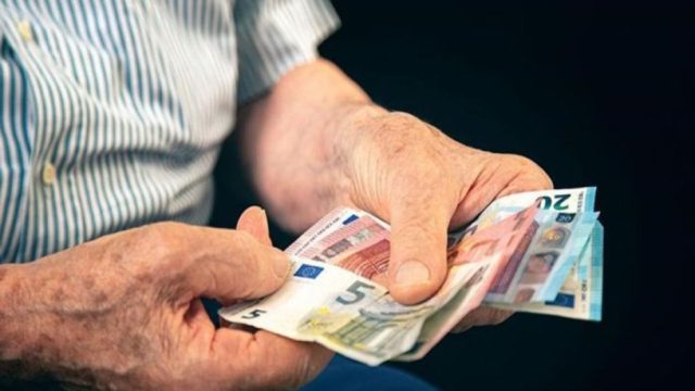 Συντάξεις Απριλίου: Νωρίτερα οι πρώτες πληρωμές – Πότε θα μπουν χρήματα στα ΑΤΜ