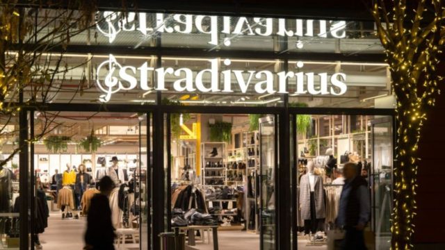 Ουρές: Το νέο τζιν παντελόνι από τα Stradivarius που κολακεύει απίστευτα τα πόδια
