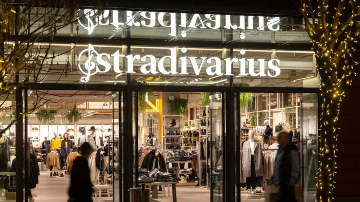 Ουρές: Το νέο τζιν παντελόνι από τα Stradivarius που κολακεύει απίστευτα τα πόδια
