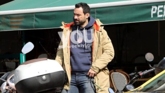 Έξοδος για τον Σάκη Τανιμανίδη: Βόλτα στο κέντρο της Αθήνας με τη μηχανή του