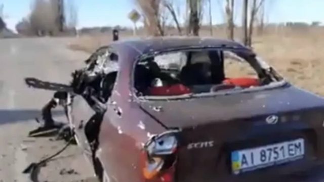 Πόλεμος στην Ουκρανία: Η στιγμή που ρωσικό τανκ ανατινάζει αυτοκίνητο με δυο ηλικιωμένους – Προσοχή σκληρές εικόνες