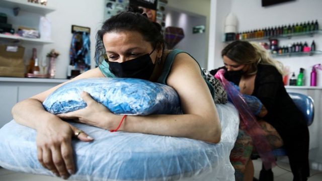 Όταν το τραύμα γίνεται τέχνη: 5 γυναίκες χαμογελούν αμέσως μετά από το τατουάζ – Ο λόγος θα σας συγκινήσει