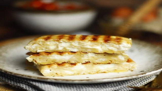 Τυρόπιτα στην τοστιέρα με μόλις τρία υλικά
