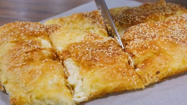 Τσαλακωτή τυρόπιτα με φύλλο κρούστας και μόλις 5 υλικά!