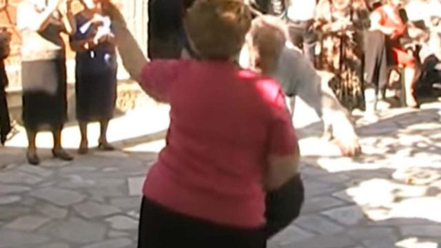 Απίθανοι: Γιαγιά και παππούς χορεύουν τσιφτετέλι και… αποθεώνονται!