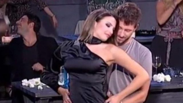 «Στην υγειά μας ρε παιδιά»: Το αισθησιακό τσιφτετέλι της Κατερίνας Λιόλιου – Πάνω από 180.000 προβολές!